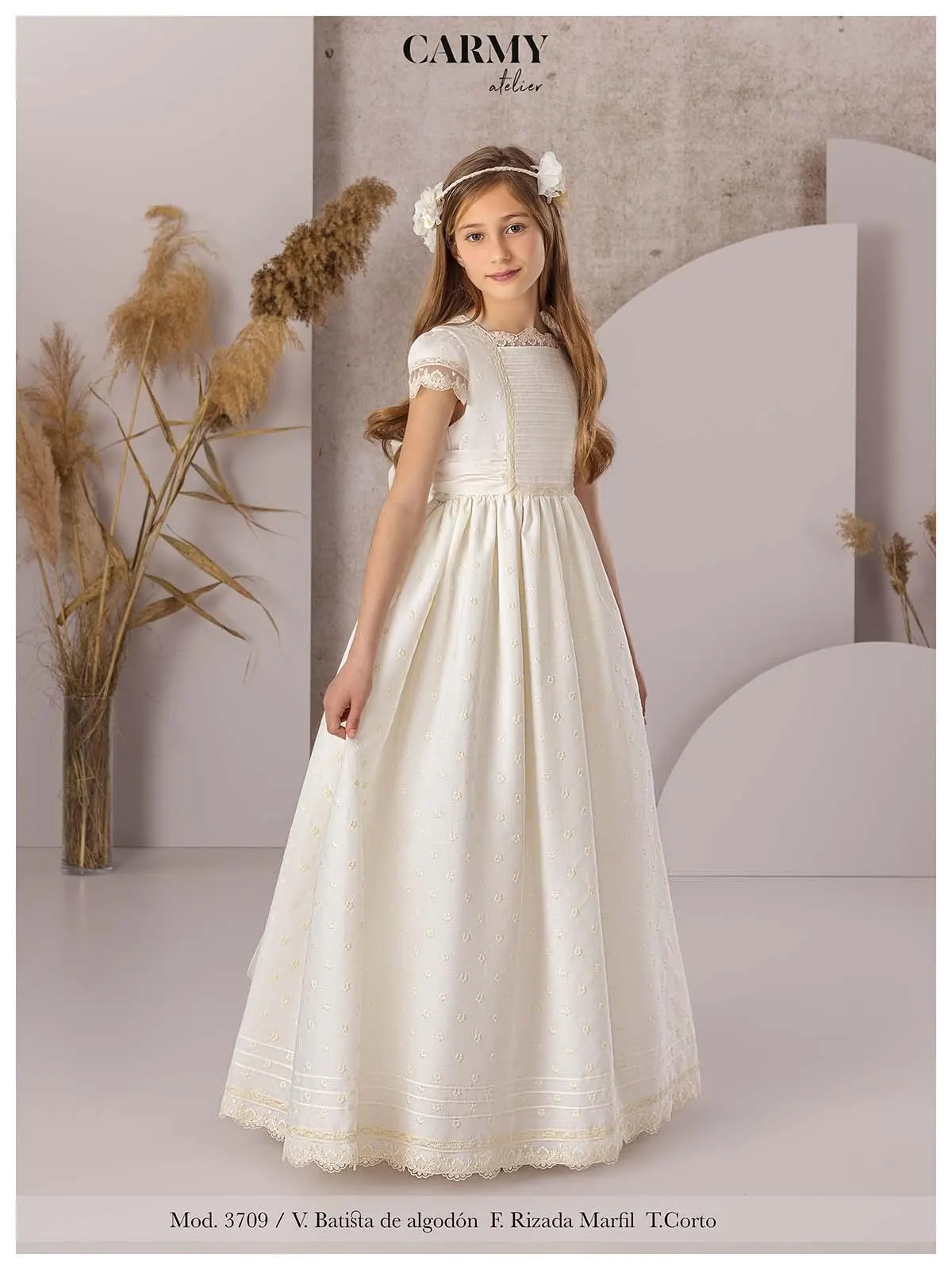 Vestido de comunión Carmy 3709 de frente: pechera de alforzas, falda con florecitas bordadas y bajo con puntilla