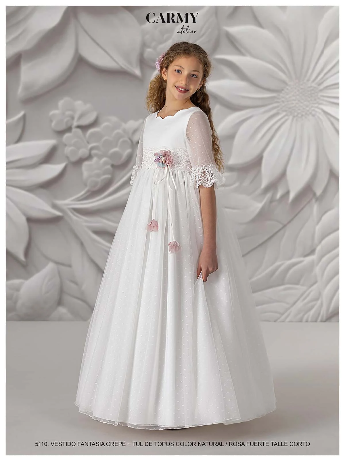 Vestido de comunión Carmy 5110 de frente: cuerpo de crepé, banda de encaje con flores y falda de tul de topos