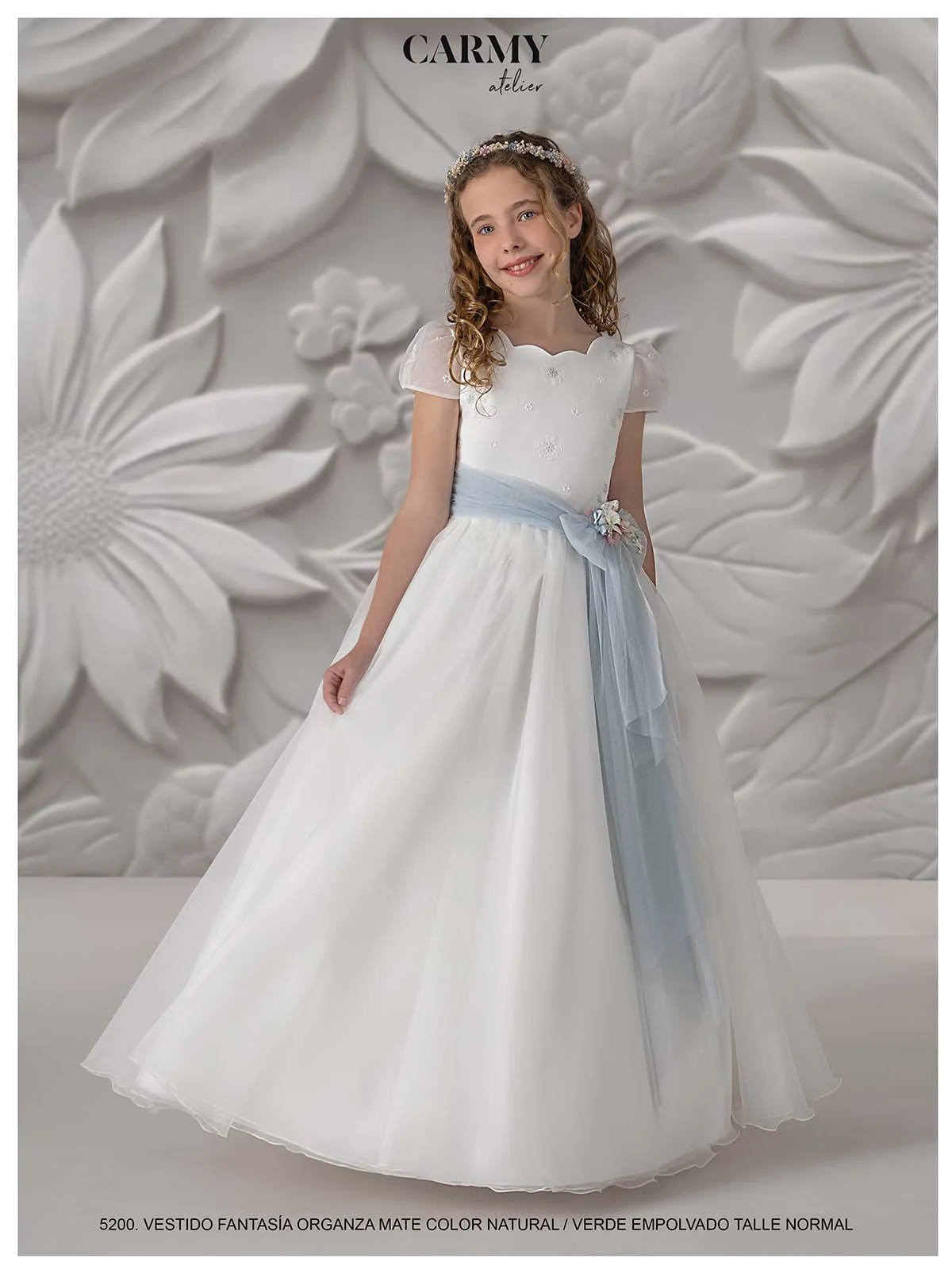 Vestido de comunión Carmy 5200 de frente con escote ondulado, flores bordadas y fajín de tul verde empolvado