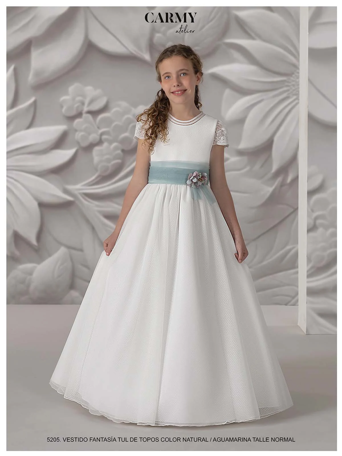 Vestido de comunión Carmy 5205 de frente: cuerpo liso, mangas de encaje y fajín aguamarina con flores