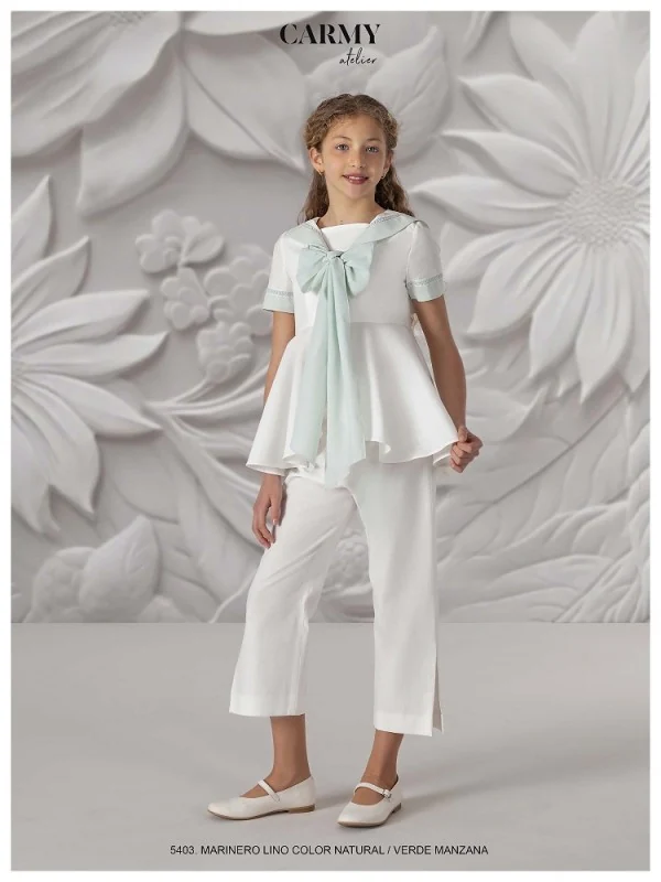 Conjunto de comunión Carmy 5403 de frente: blusón marinero con lazo verde manzana y pantalón recto de lino
