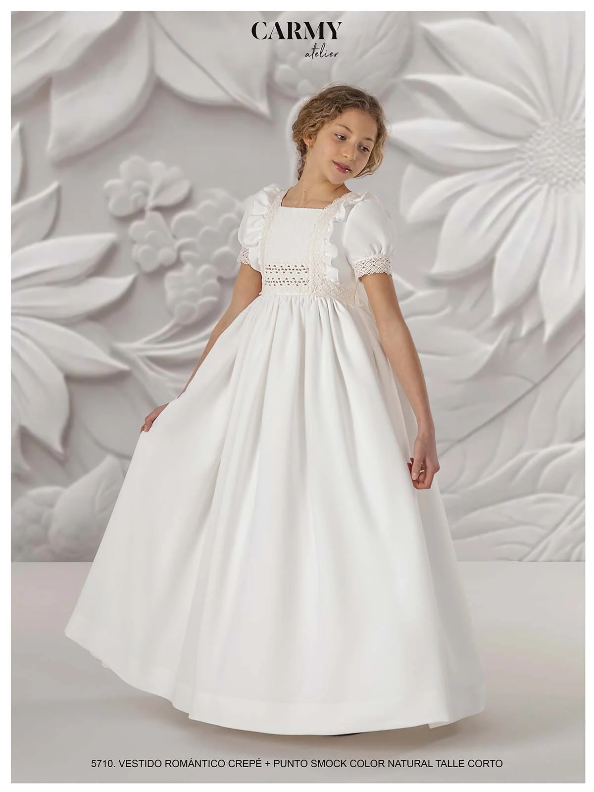 Vestido de comunión Carmy 5710 de frente: escote cuadrado, canesú de punto smock y falda larga de crepé