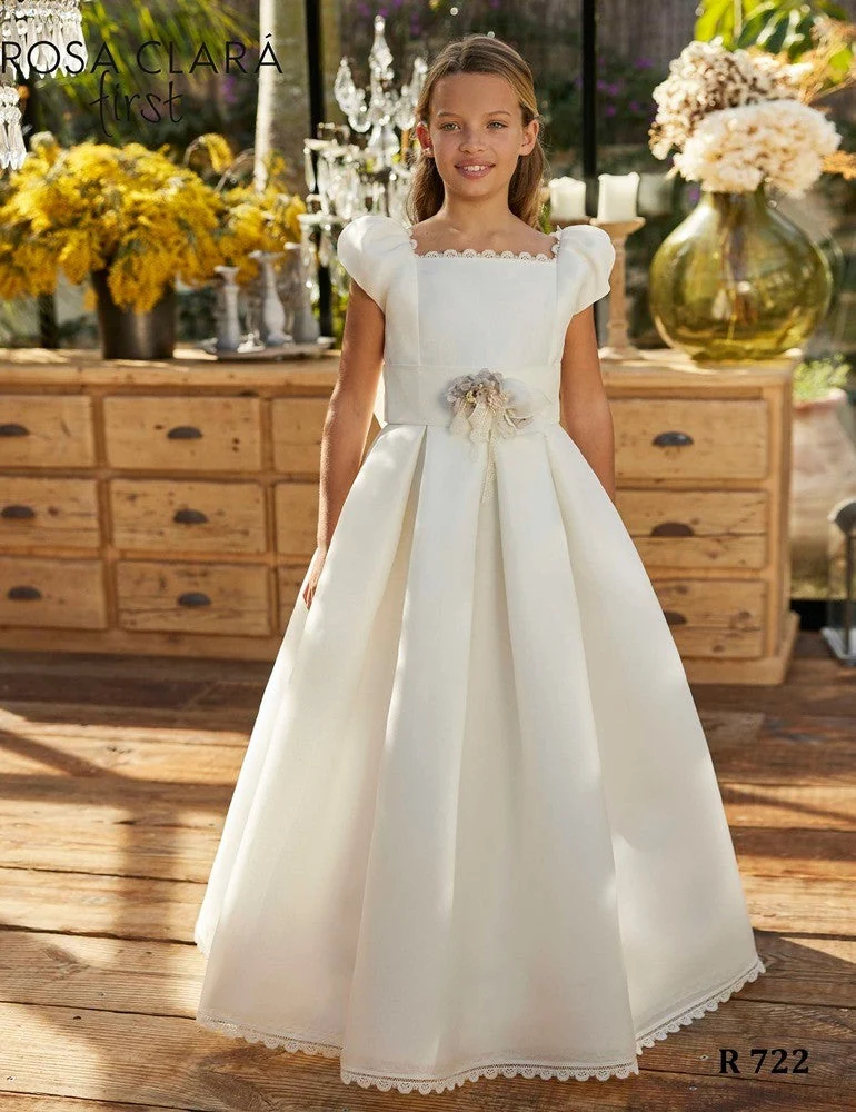 Vestido de comunión Rosa Clará First R722 de frente: escote cuadrado, mangas abullonadas y falda con pliegues